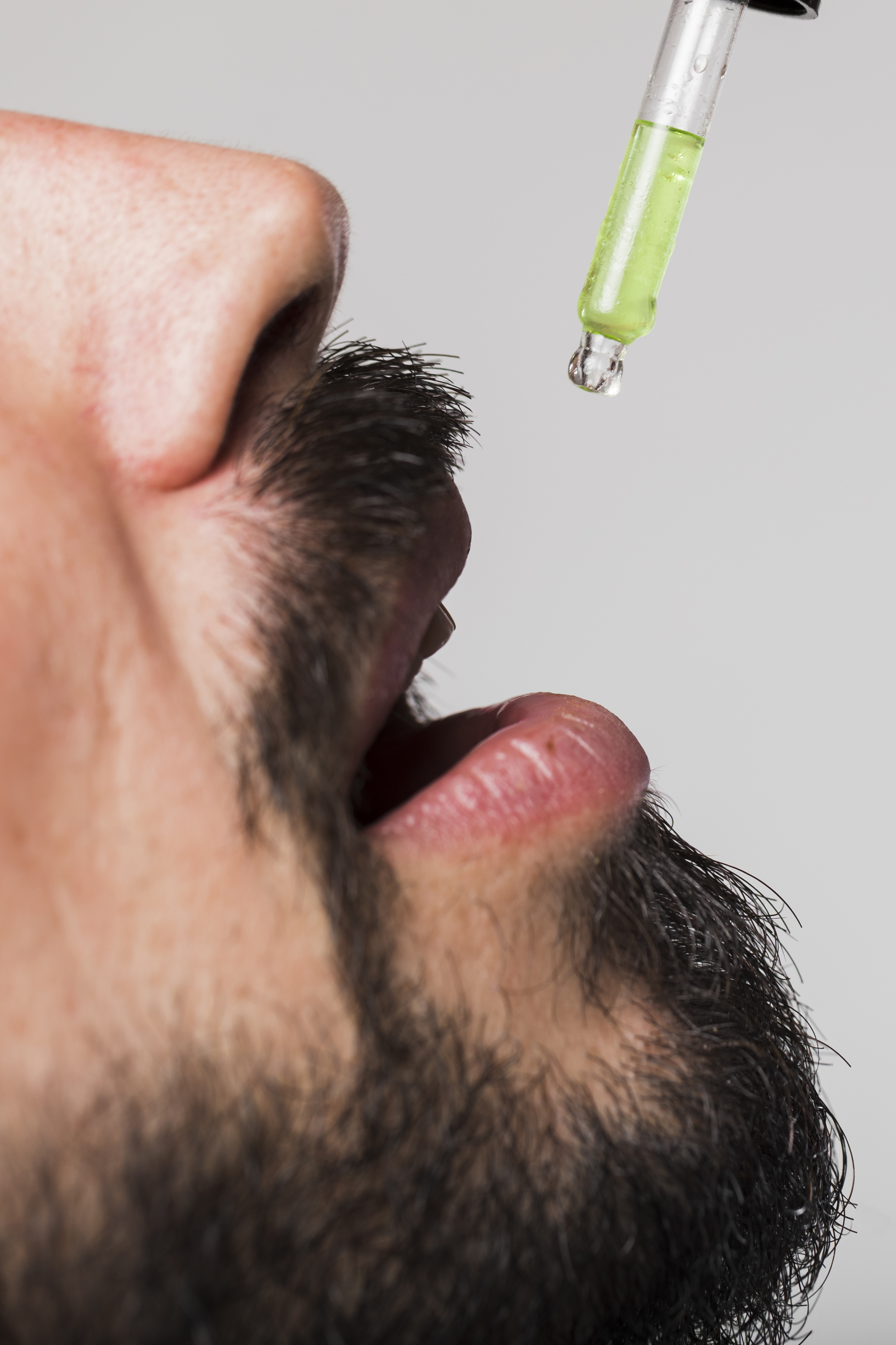 Aplicação sublingual de óleo medicinal